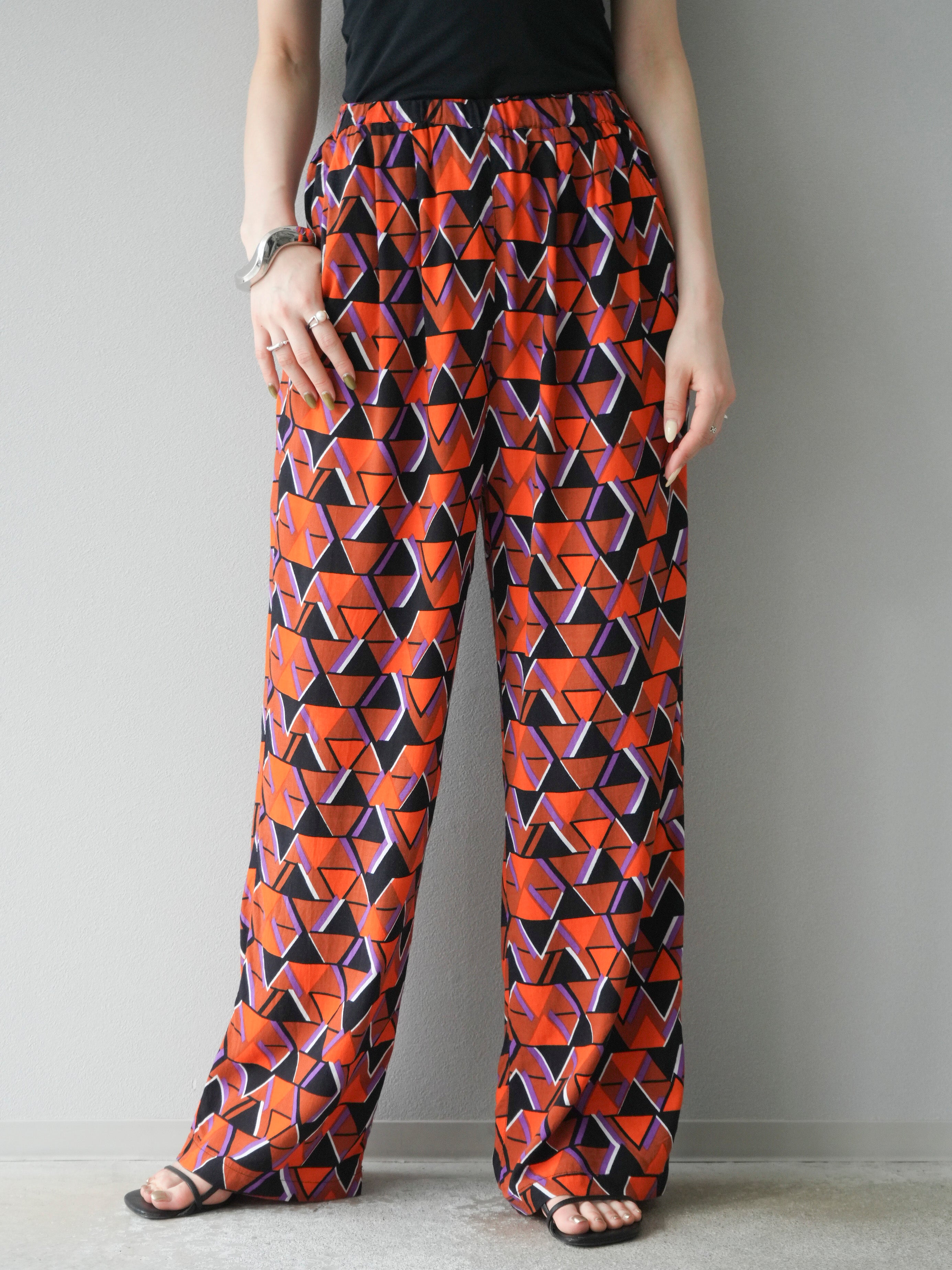 予約]レーヨンフレックススラブ幾何学柄ストレートパンツ