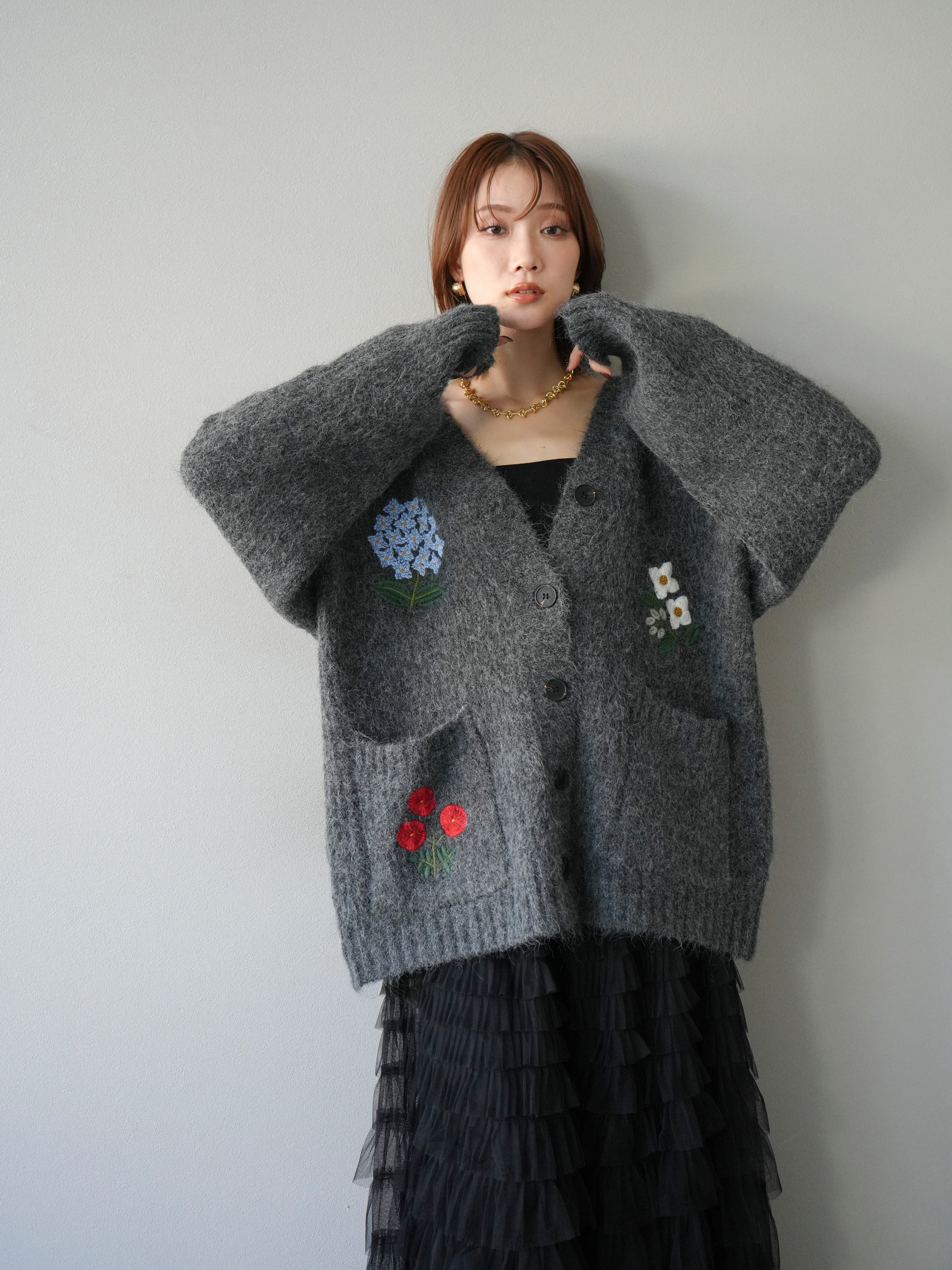 ぴょん　ウール　vネック カーディガン　ニット　セーター　刺繍 予約]フラワー刺繍Vネックオーバーニットカーディガン