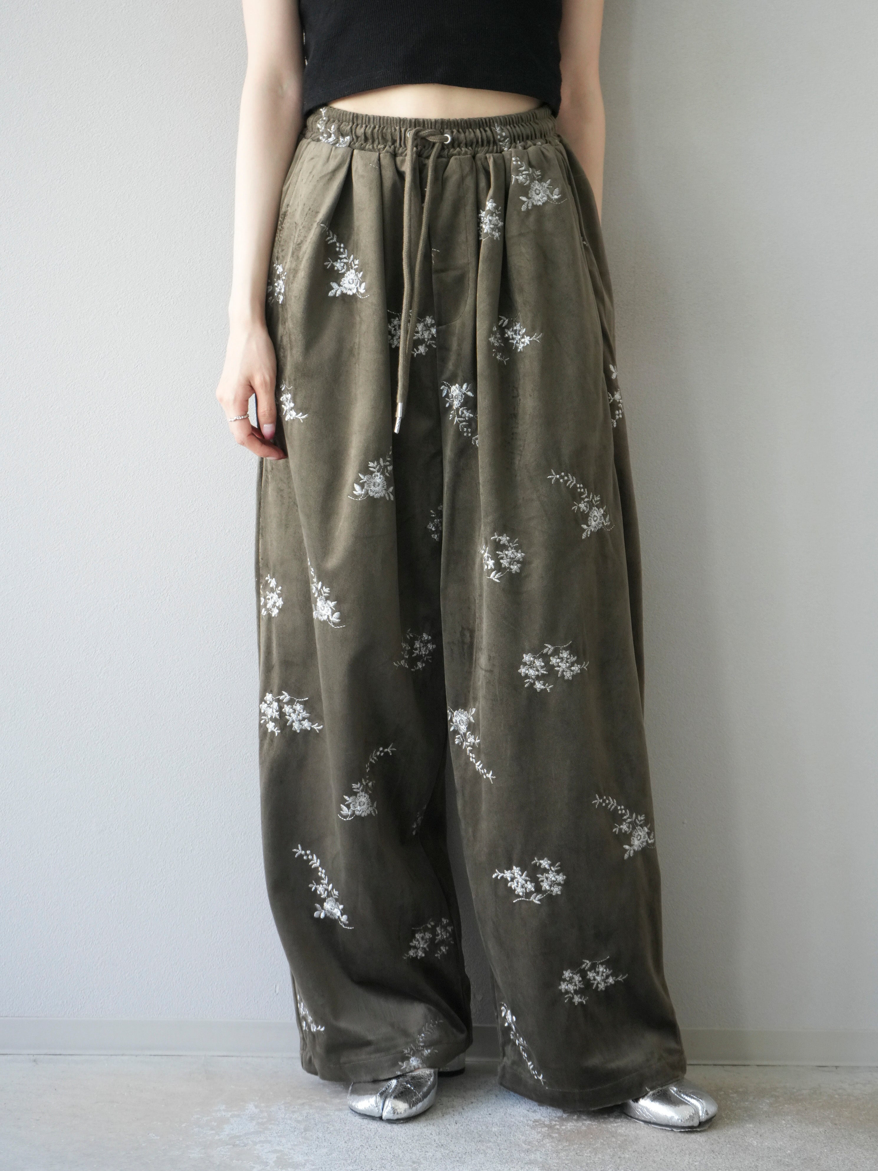 予約]ベロアフラワーエンブロイダリーイージーパンツ/ブラウン – Lumier