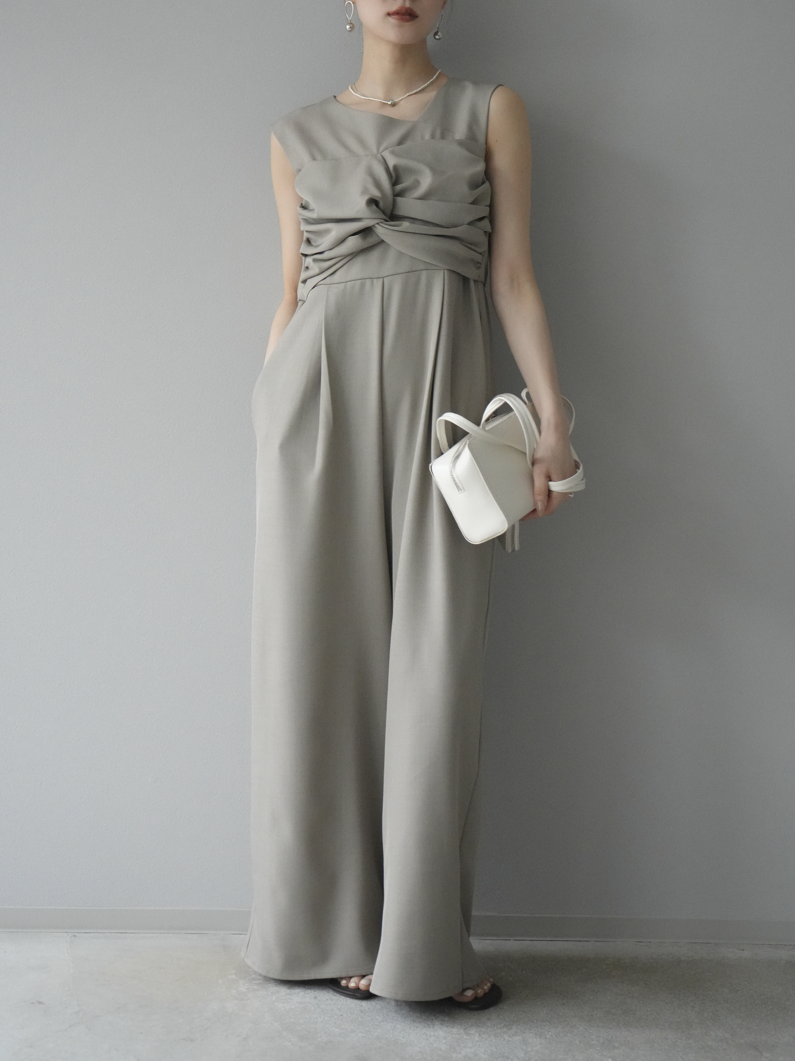 予約]ツイストアシンメトリーオールインワン/グレージュ – Lumier