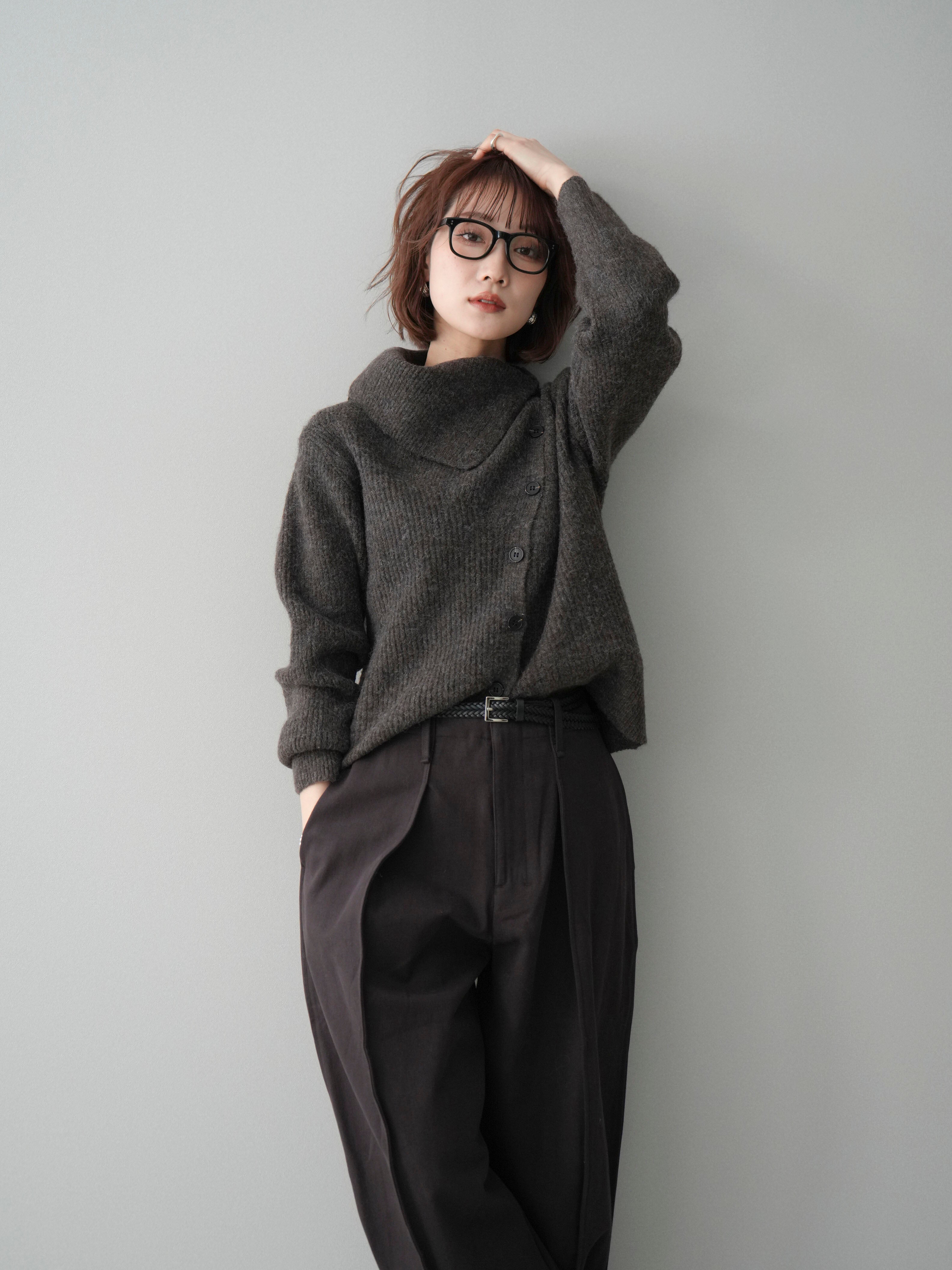 予約]ハイネックデザインボタンニットカーディガン/mocha – Lumier