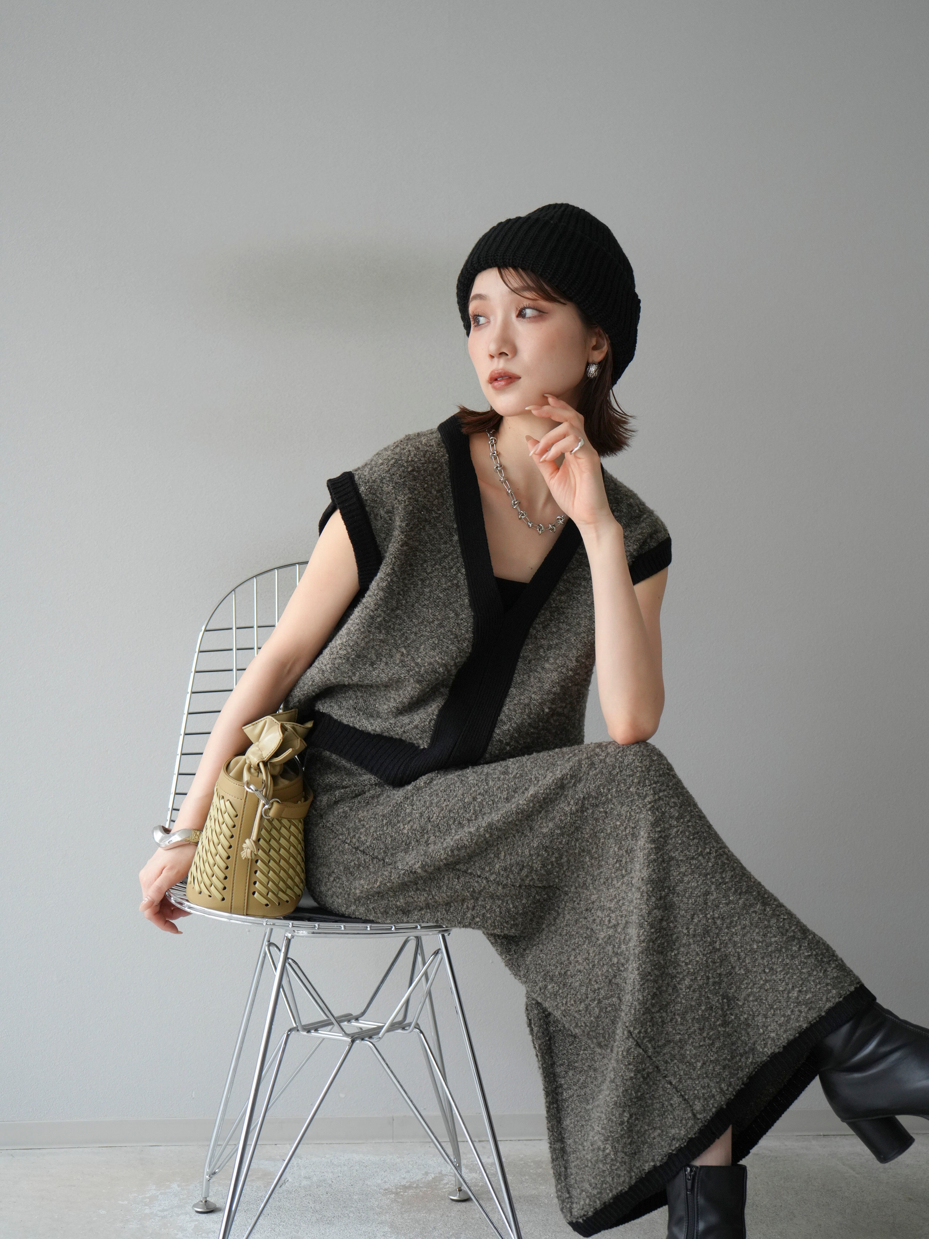 予約]ブークレバイカラーニットベスト/チャコール – Lumier