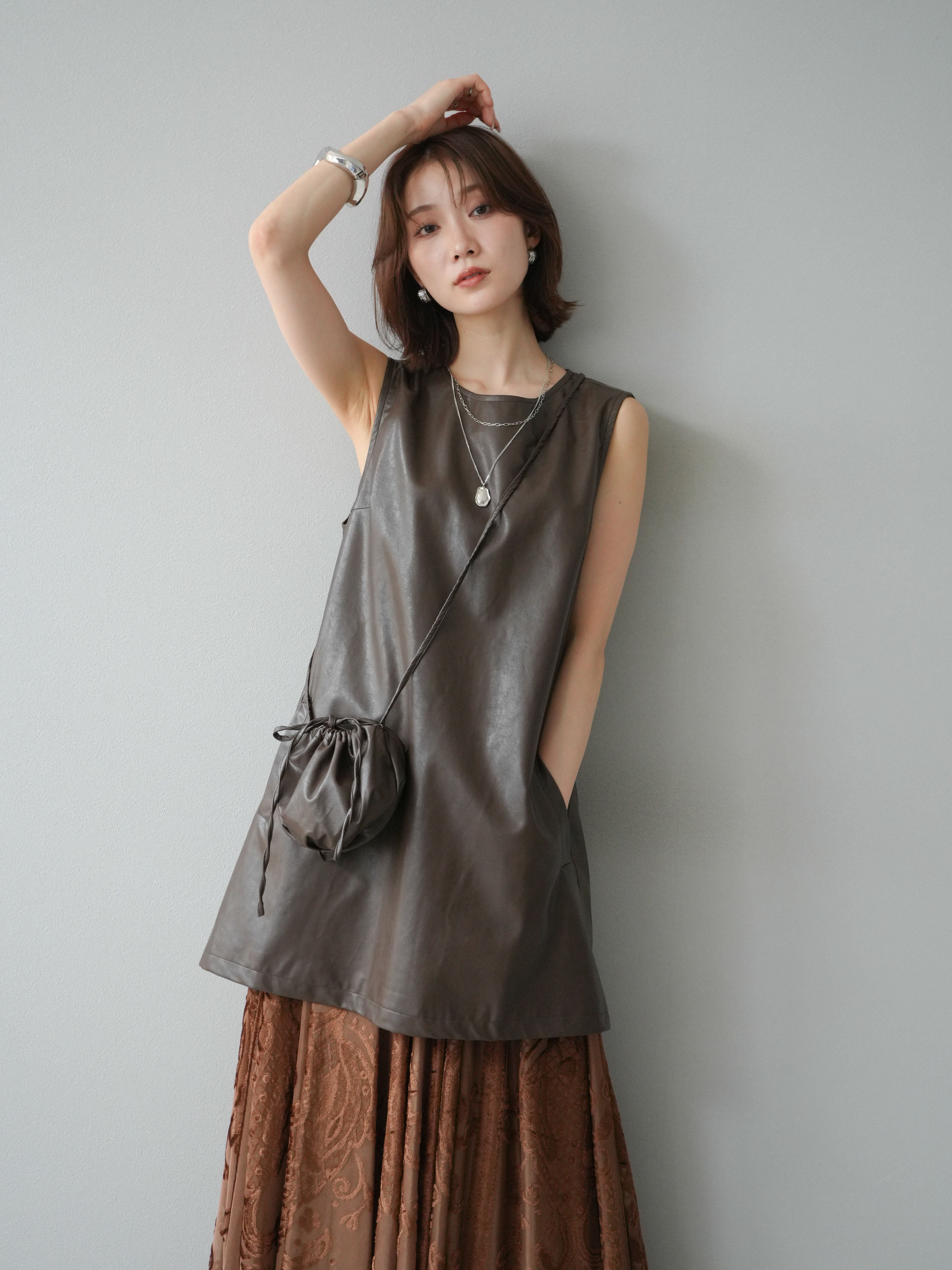 LOUIS VITTON レザー使い ミニワンピース 予約]ショルダーポーチ付レザーミニワンピース/ブラウン – Lumier