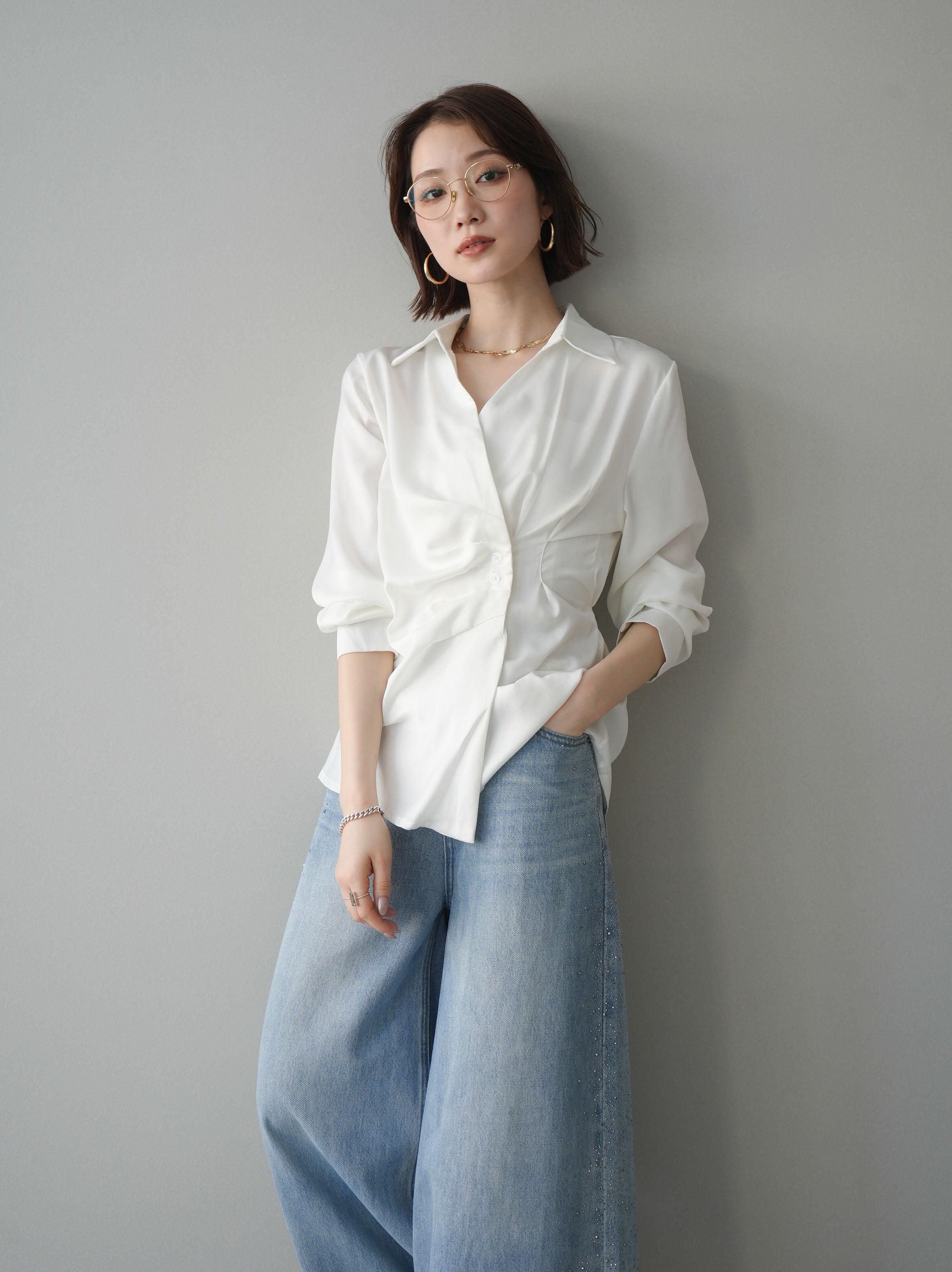 予約]サイドギャザーアシンメトリーデザインサテンブラウス/white – Lumier