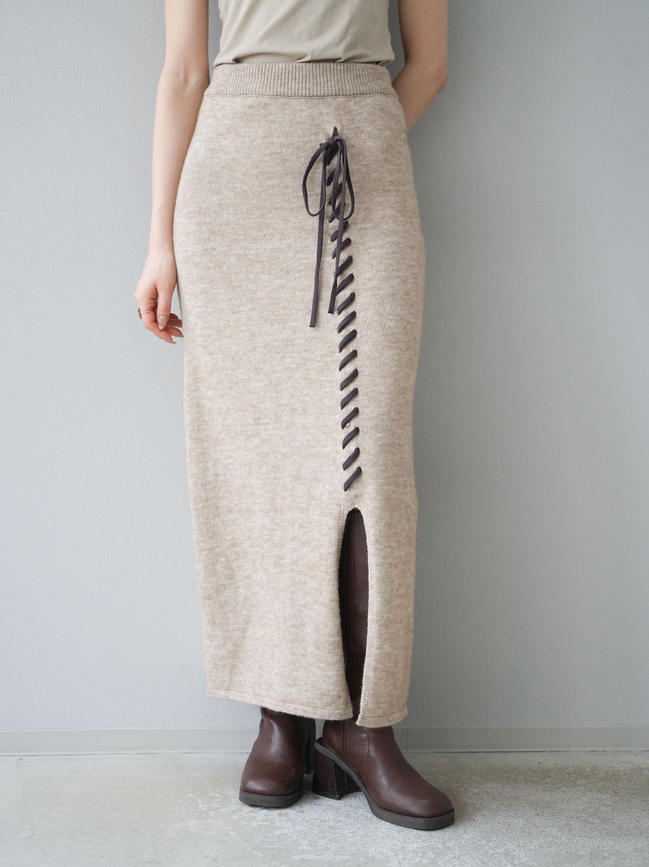 Lumier ハンドステッチ配色オーバーニットプルオーバー　配色デザインスカート 予約]ハンドステッチ配色デザインスカート/ベージュ – Lumier