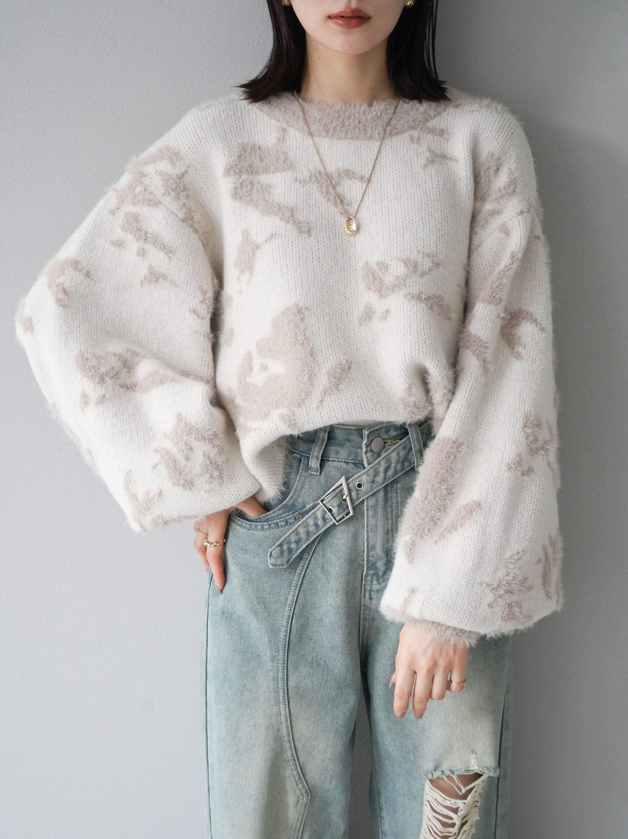 予約]エンボスフラワーボリュームスリーブニット/アイボリー – Lumier 