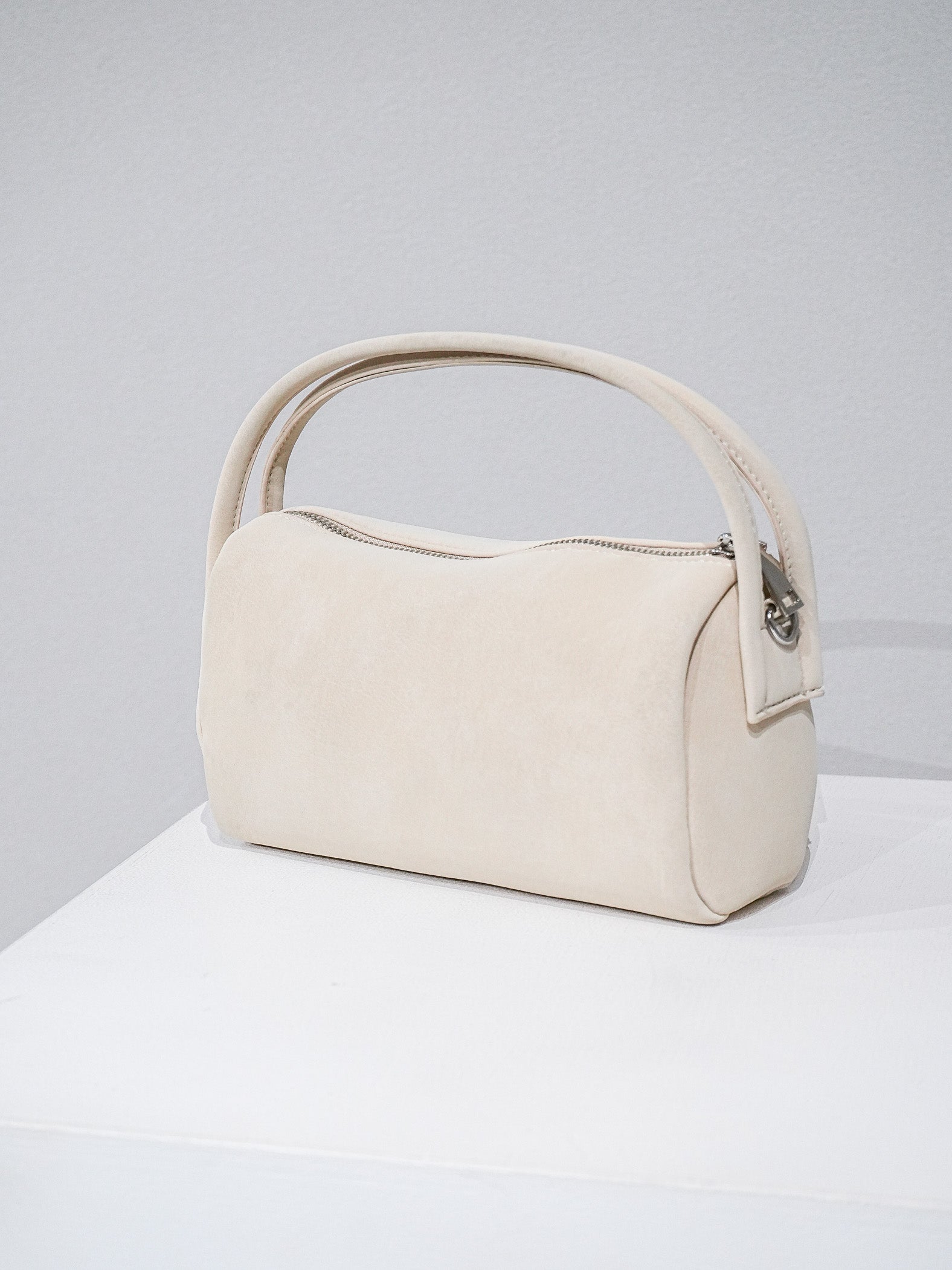 予約]ワンハンドルソフトレザーミニバック/アイボリー – Lumier