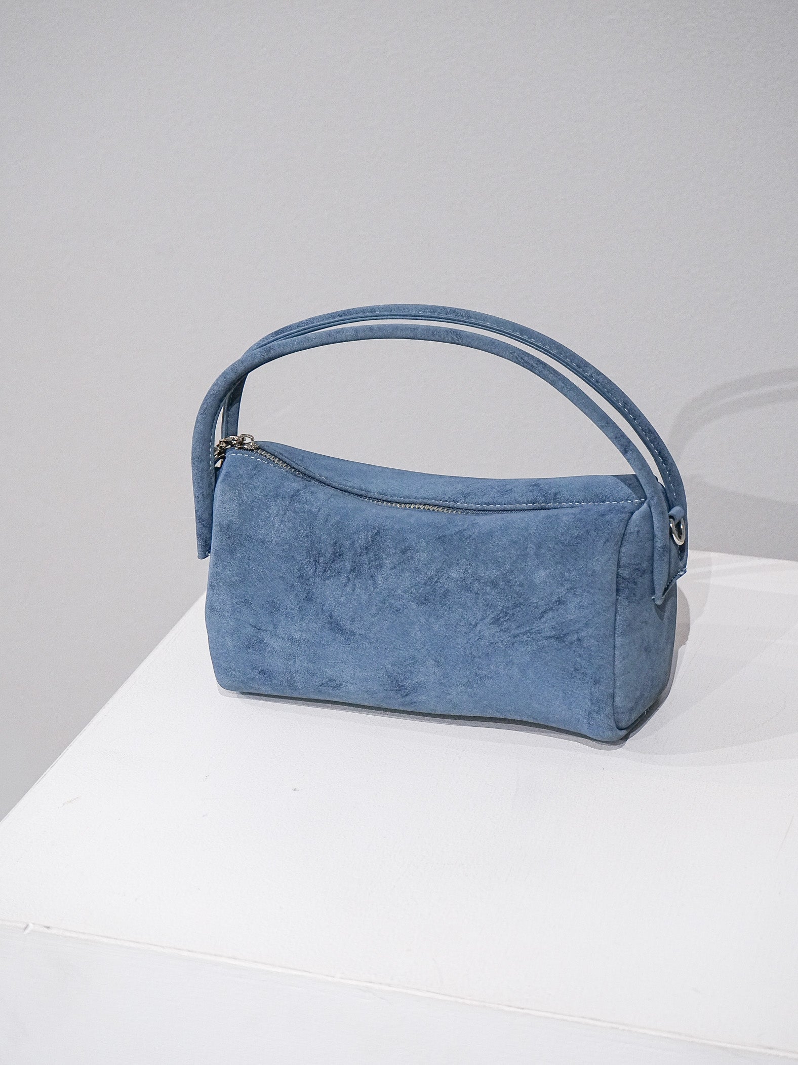 【未使用品】アイグナー　ワンハンドル　ショルダーバッグ　ロイヤルブルー DSC07406_2617a951-fc83-46ab-