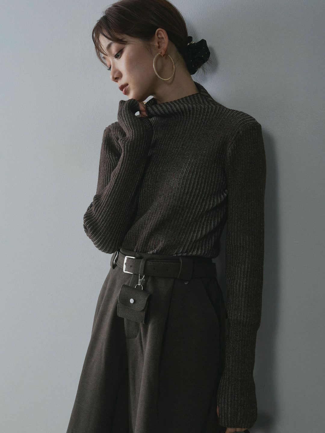 【Allure】[SET]プレーティングハイネックプルオーバー+ベルト付ウールタッチミディアムパンツ(2set)