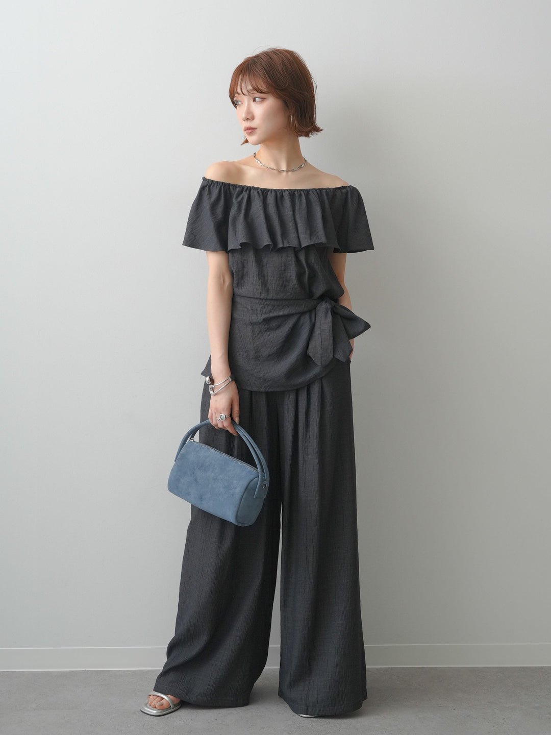 [SET]オフショルフリルウエストベルトトップス＆イージードレープパンツSET UP(2SET)+選べるアクセセット(2set)
