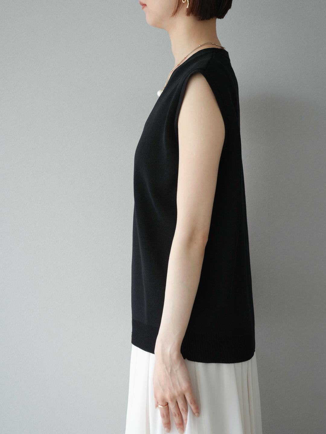 【預購】V領人造絲針織背心/黑色