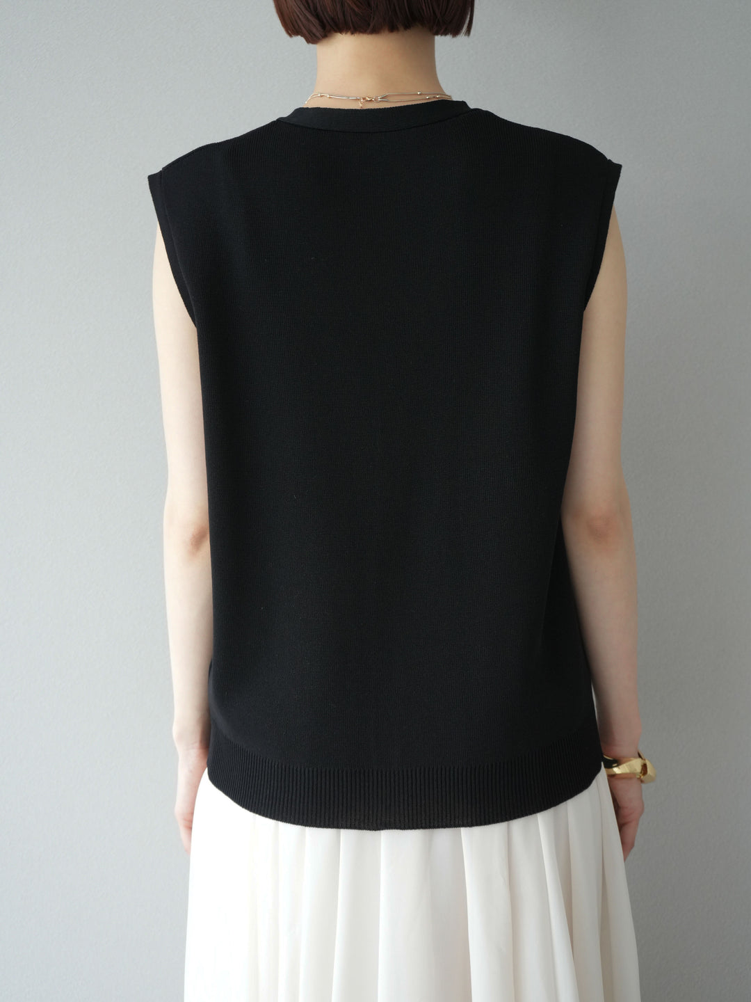 【預購】V領人造絲針織背心/黑色