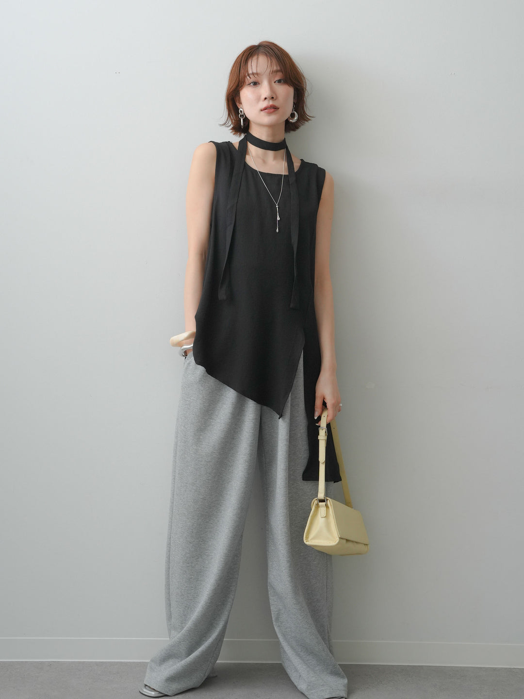 [予約]タイ付アシメヘムノースリトップス/black