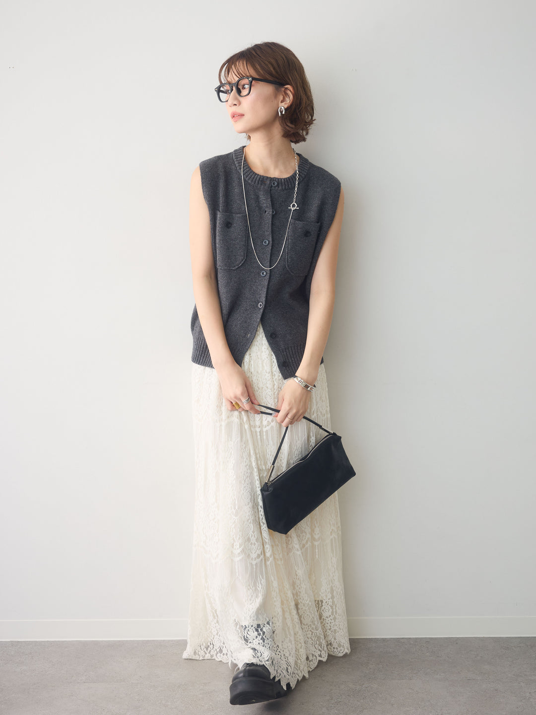 【套裝】混色前扣針織背心+絲絨蕾絲垂褶喇叭裙（兩件組）