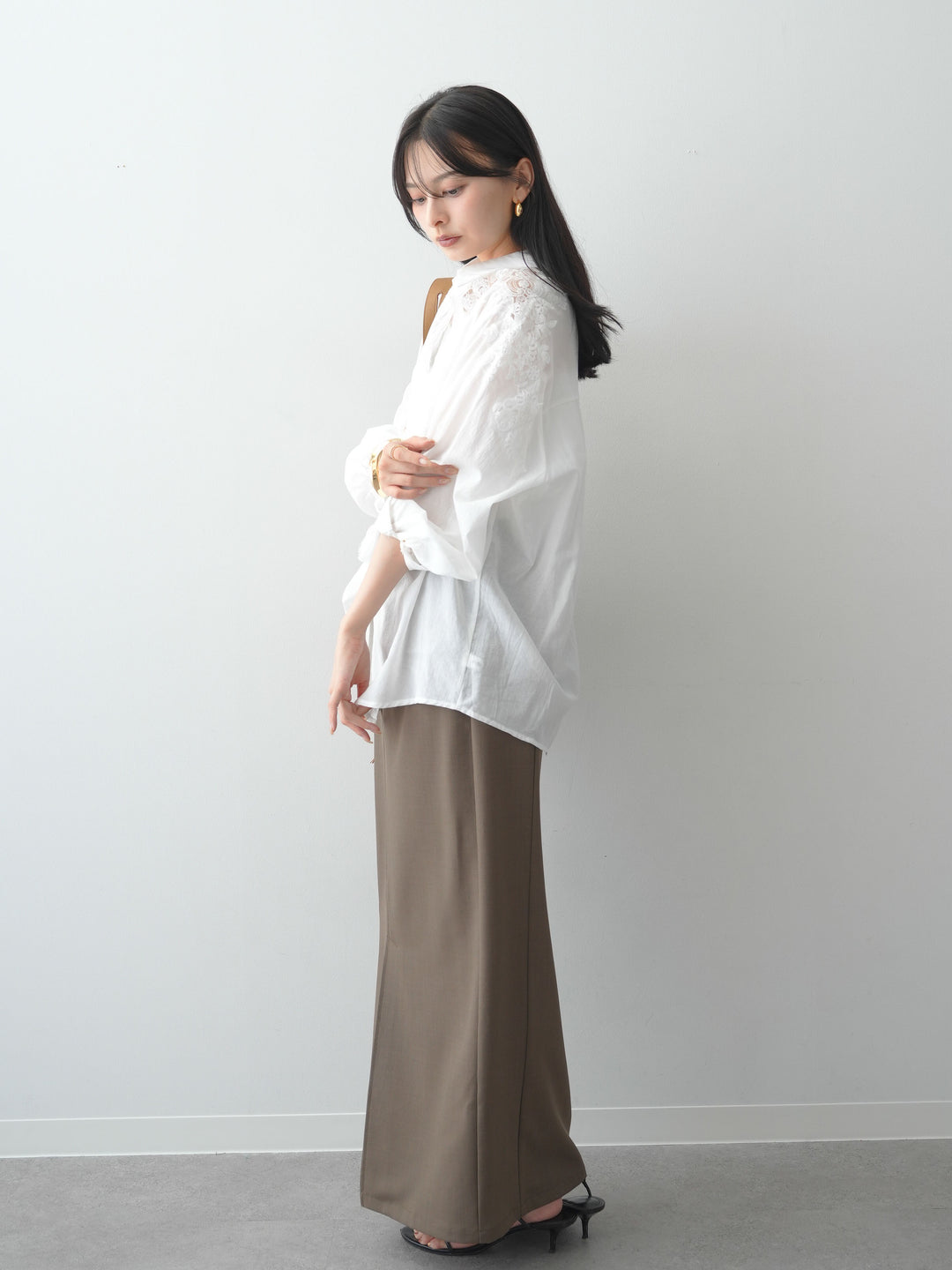 [SET]フロントレースリネンブラウス+クレープデシンフラップ付きストレートスカート(2set)