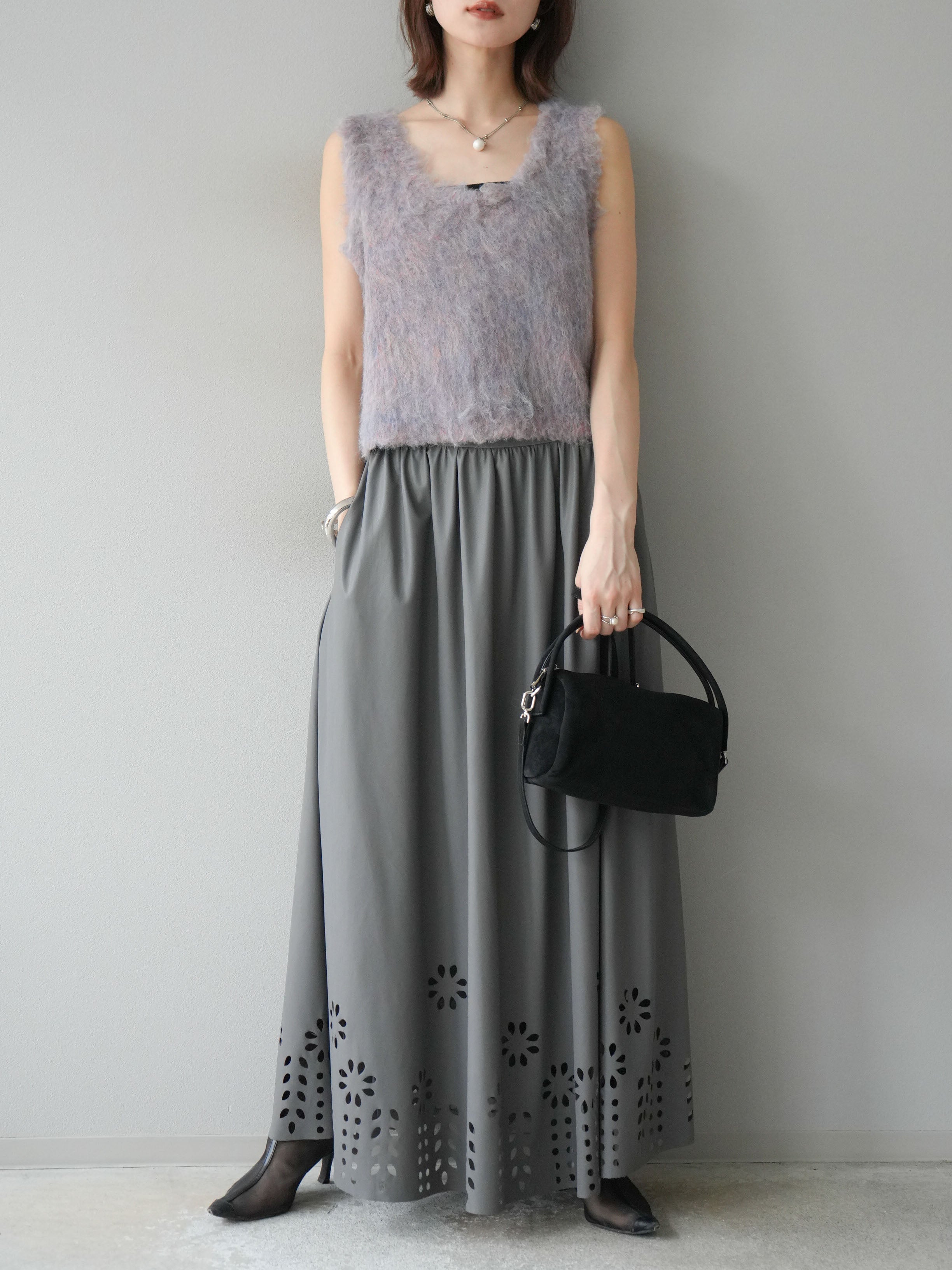 予約]フラワーパンチングレザースカート/グレー – Lumier