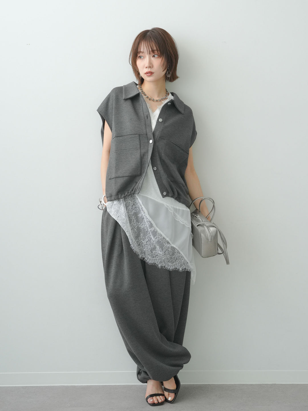 [SET]ヘムアシメレースドッキングノースリトップス+ボンディングノースリベスト+ボンディングドロストタックパンツ(3set)