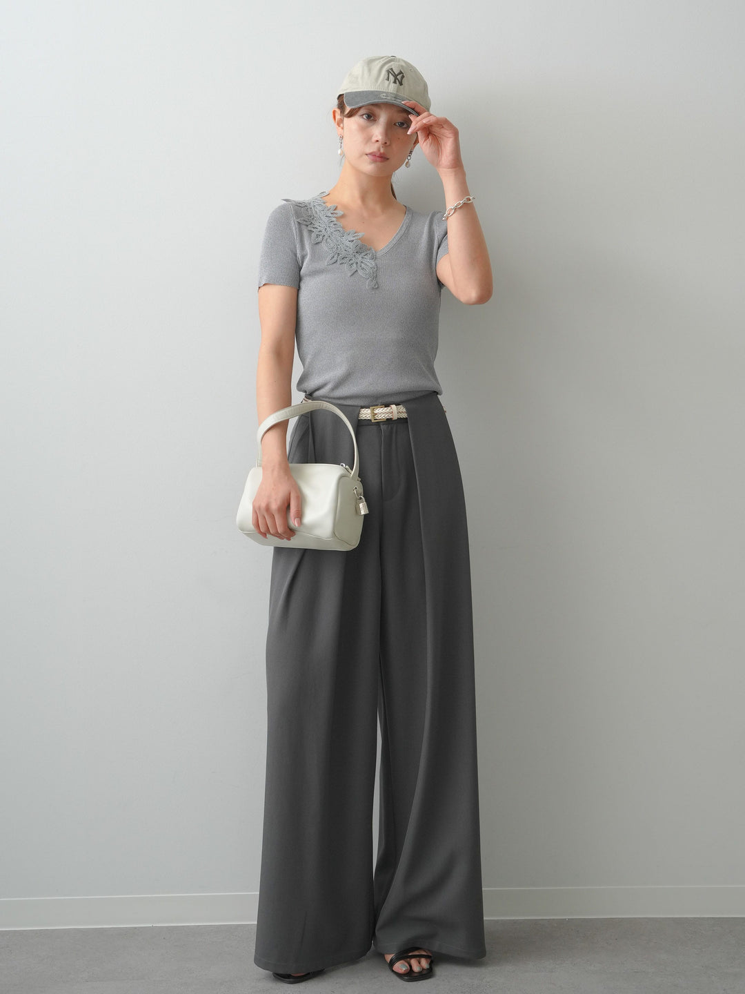 [予約]アシメフラワーレースVネック半袖ニットトップス/gray
