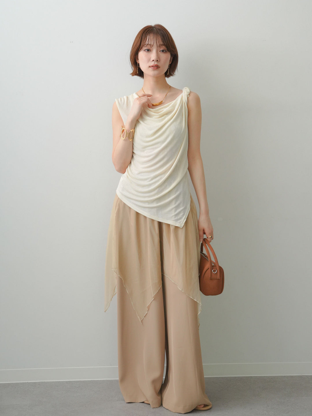 [予約]ツイストショルダーアシメドレープトップス/white