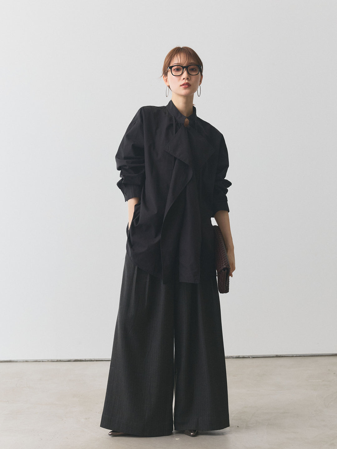 【Allure】[SET]ピーチスキンデザインネックオーバーシャツ+ウールライクストライプワイドパンツ(2set)