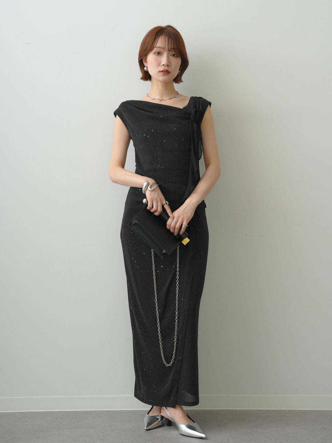 [予約]フラワーブローチ付ラメシアーノースリトップス/black