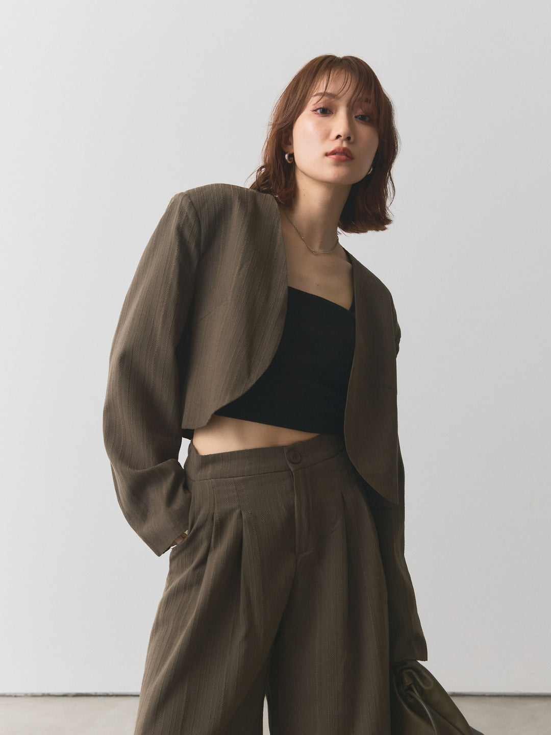 【Allure】[SET]ヘリンボーンショートジャケット＆ワイドパンツSET UP+カップ付テレコリブベアキャミソール(2set)