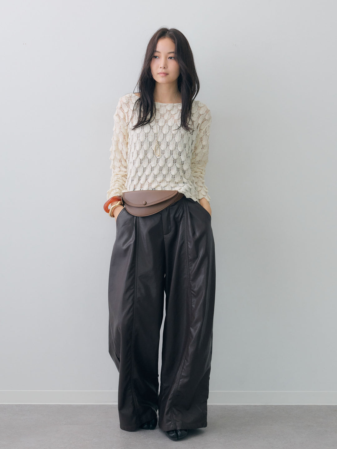 [SET]テクスチャードスカラップニットトップス+フェイクレザーワイドパンツ(2set)