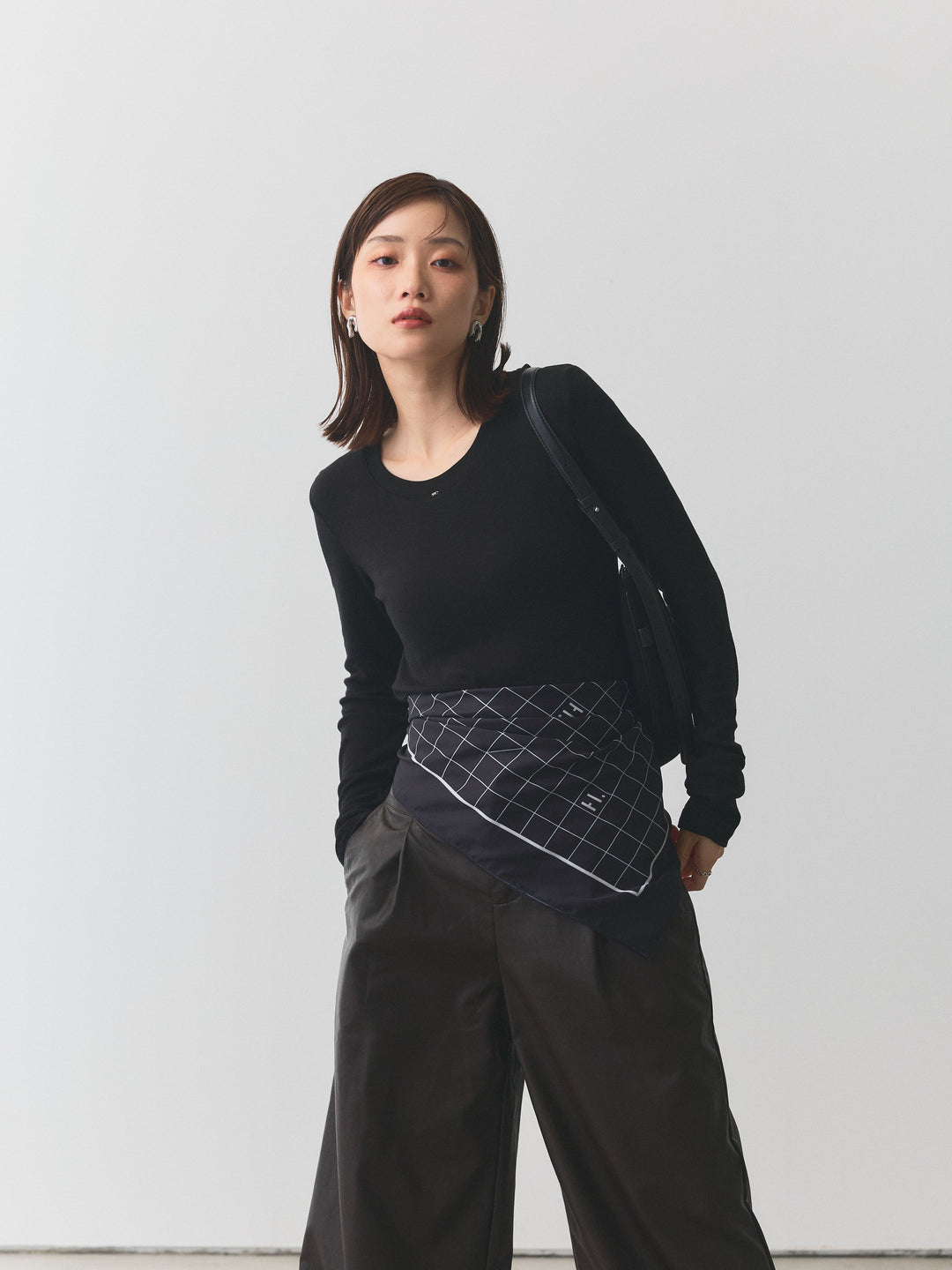 【Allure】[SET]モチーフ付Uネックシアーカットソー+モチーフ付Uネックシアーカットソー(2set)