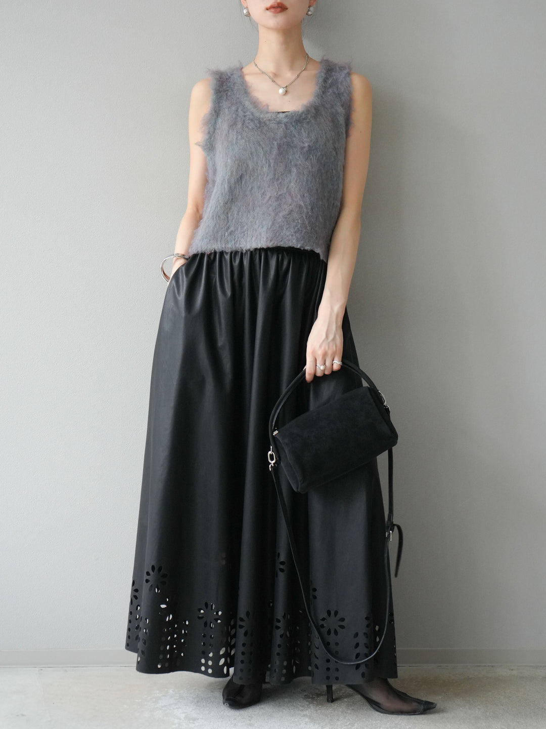 [予約]フラワーパンチングレザースカート/ブラック