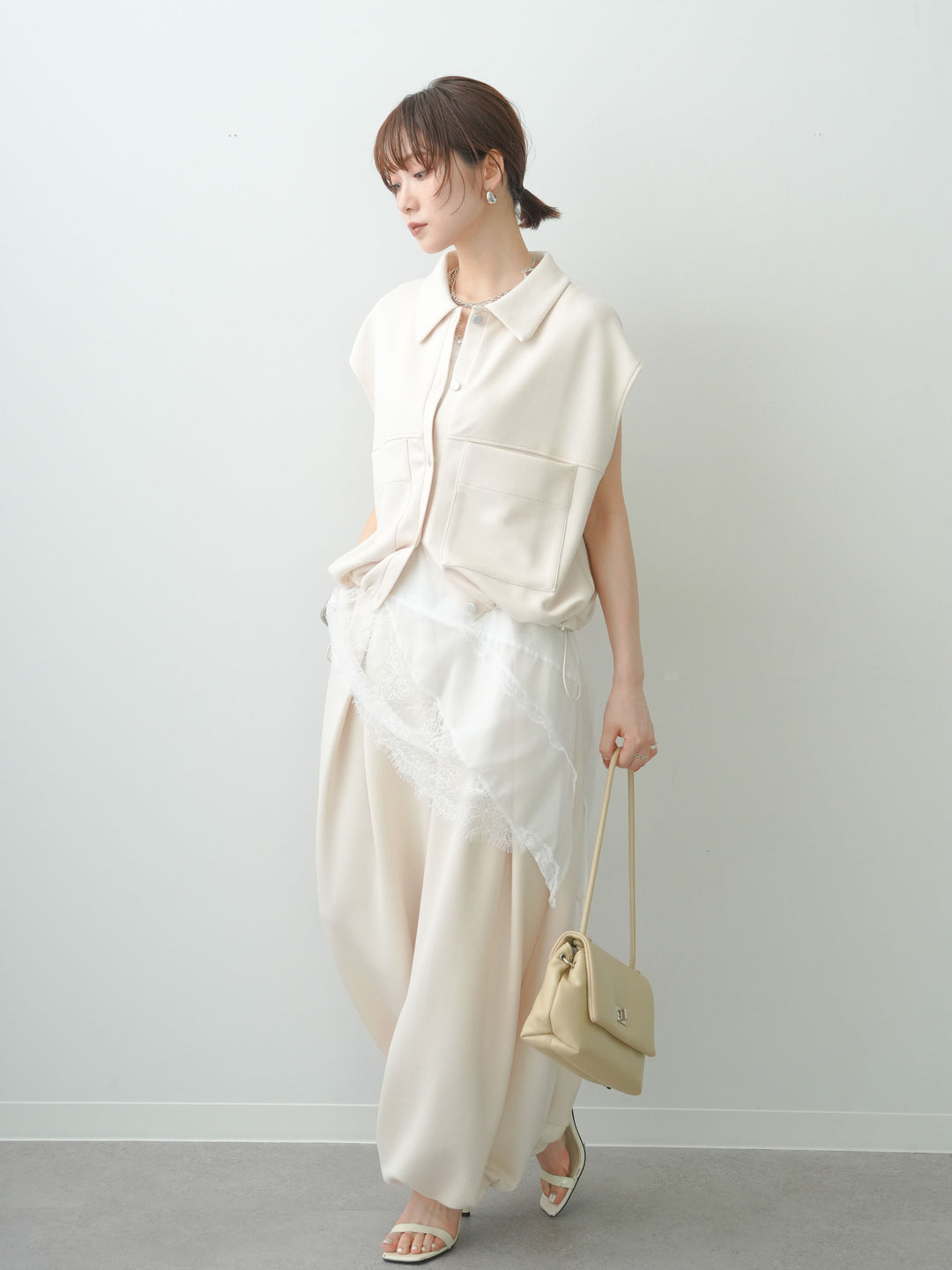 [予約]ヘムアシメレースドッキングノースリトップス/white