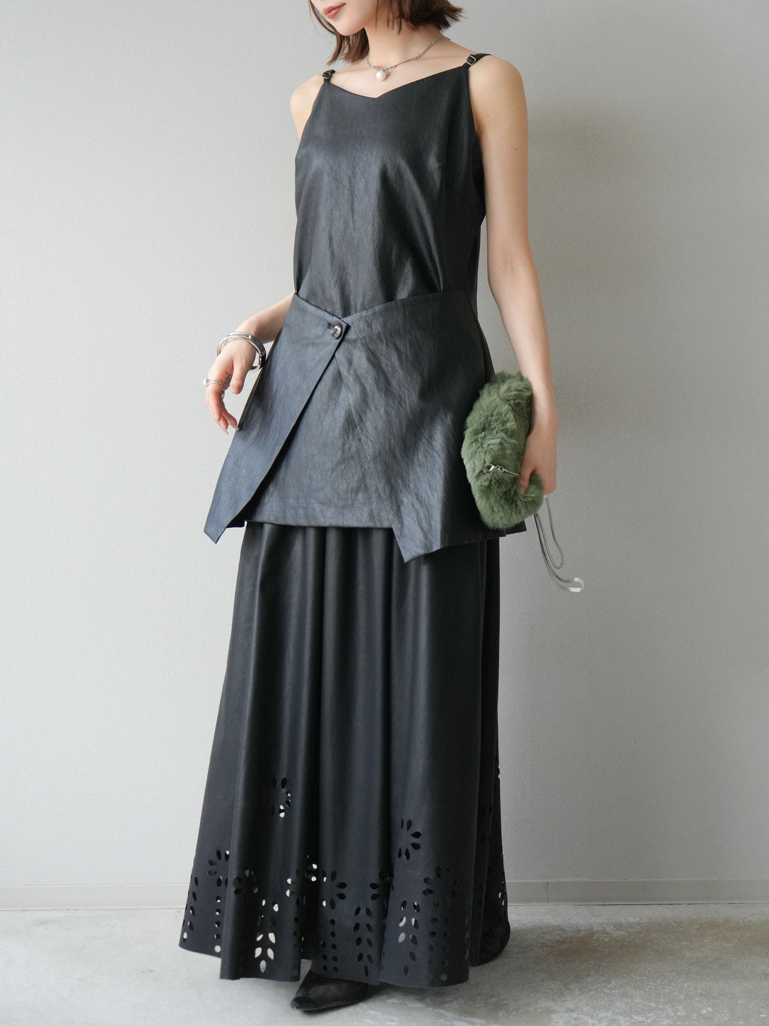 [予約]フラワーパンチングレザースカート/ブラック