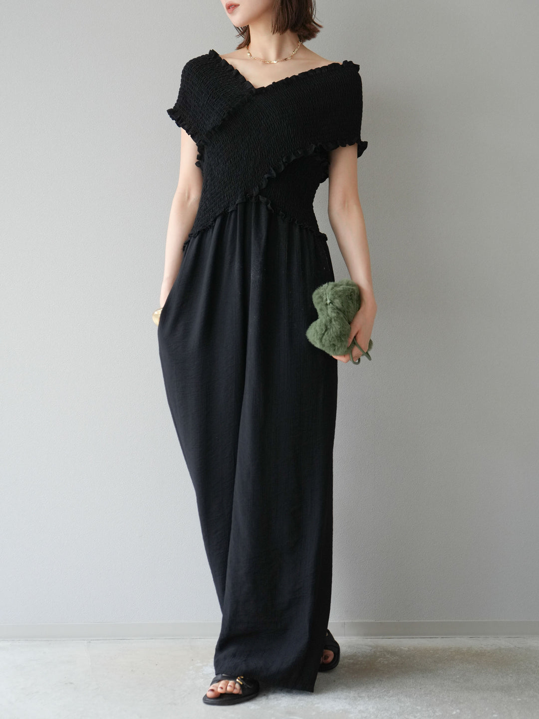 [予約]シャーリングクロスサロペット/ブラック