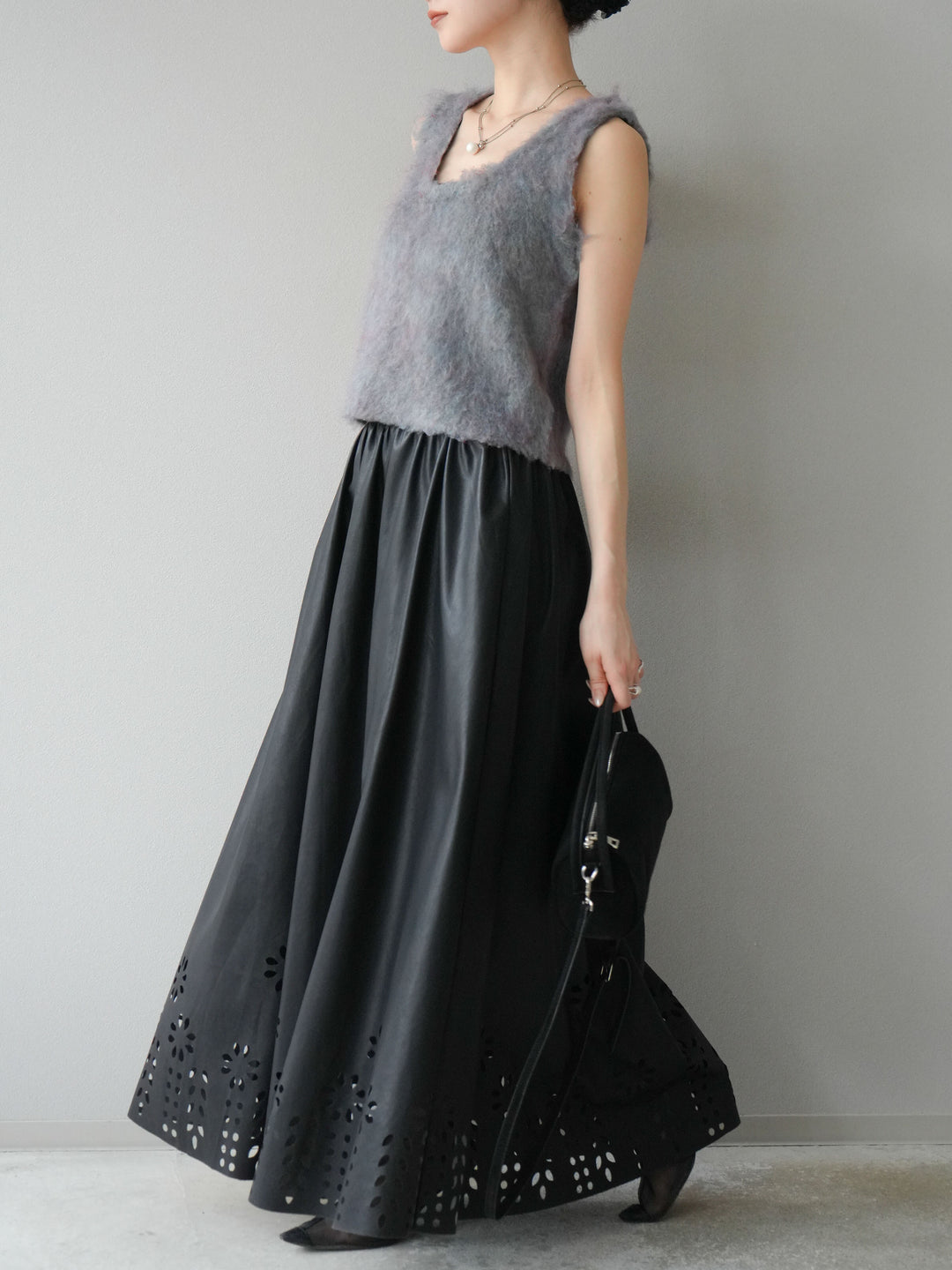 [予約]フラワーパンチングレザースカート/ブラック