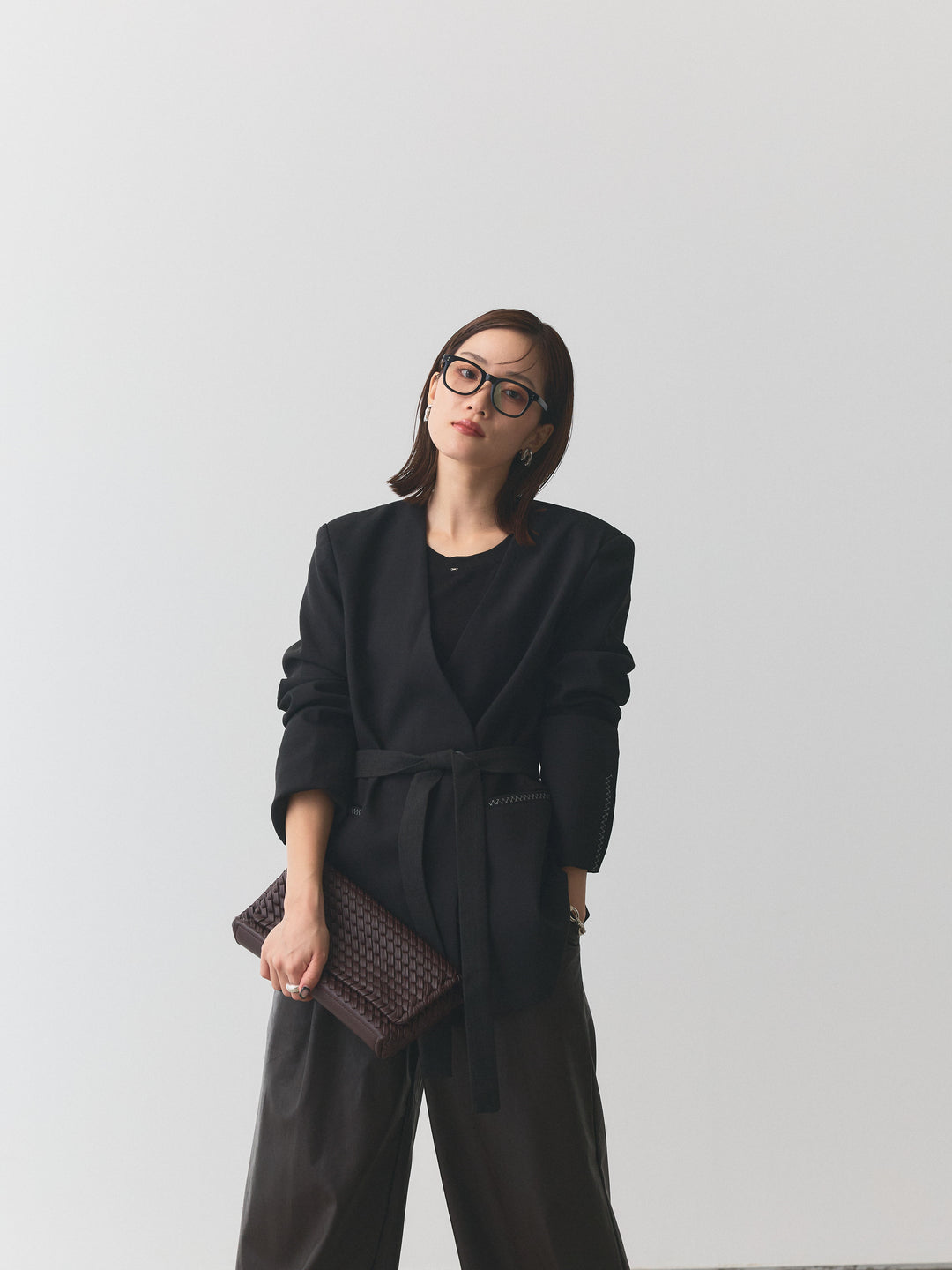 【Allure】[SET]モチーフ付Uネックシアーカットソー+ノーカラーステッチデザインジャケット(2set)