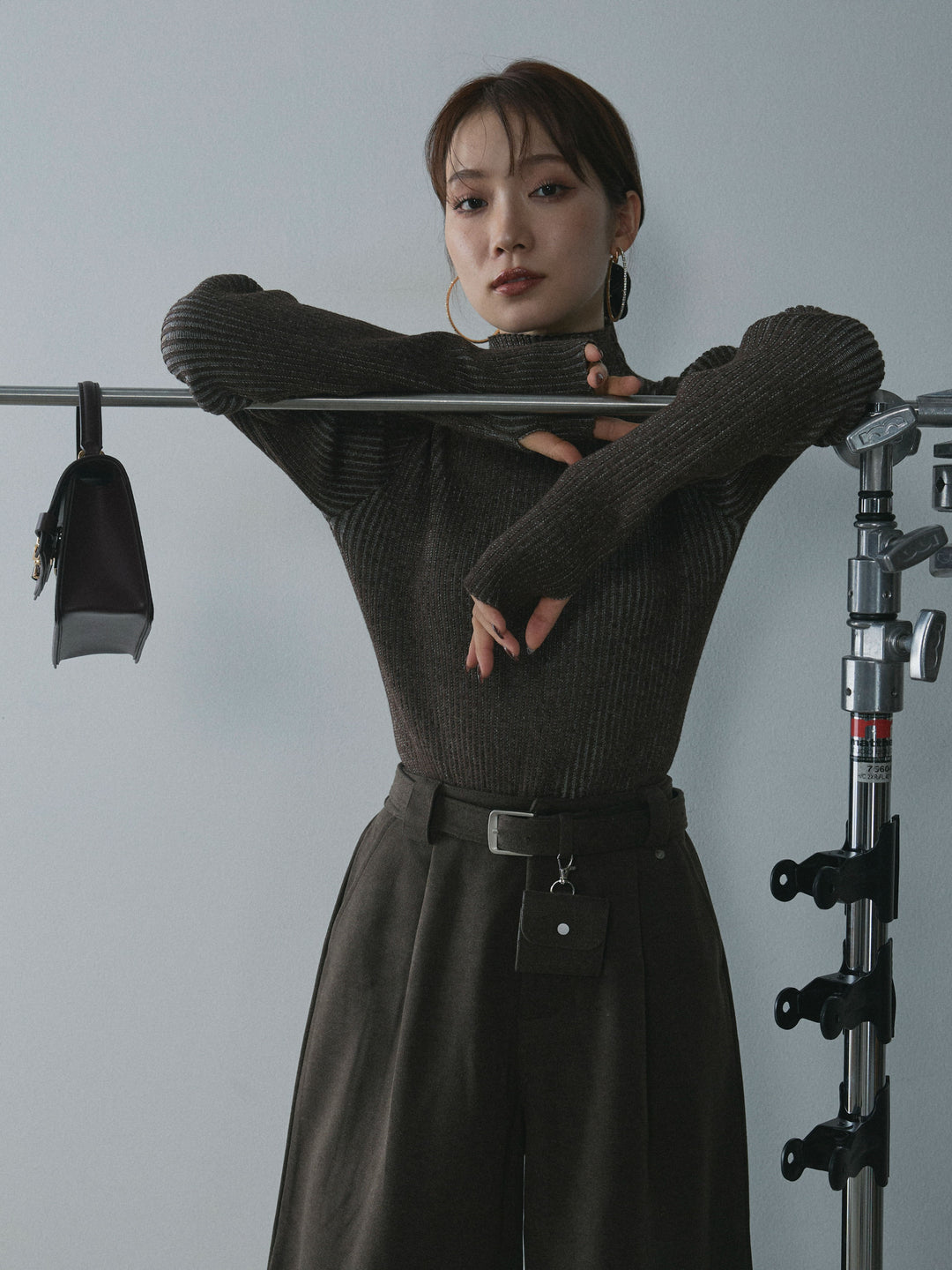 【Allure】[SET]プレーティングハイネックプルオーバー+ベルト付ウールタッチミディアムパンツ(2set)