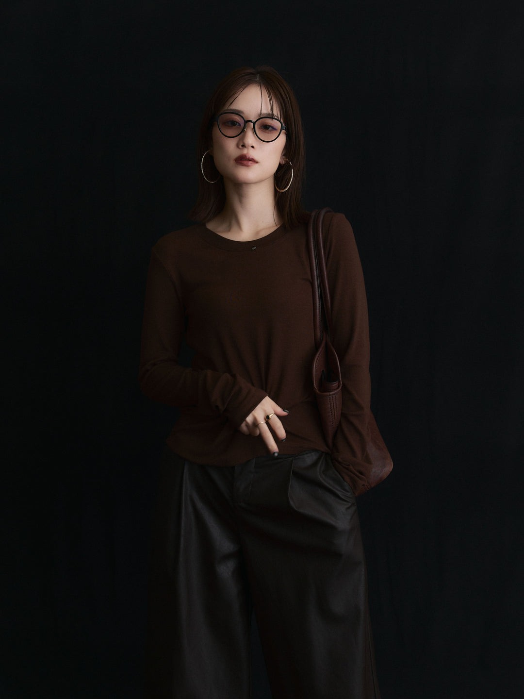 【Allure】[SET]モチーフ付Uネックシアーカットソー+レザータックセミワイドパンツ(2set)