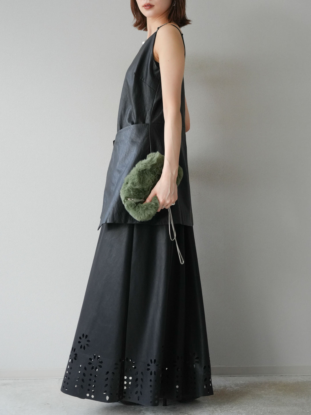 [予約]フラワーパンチングレザースカート/ブラック