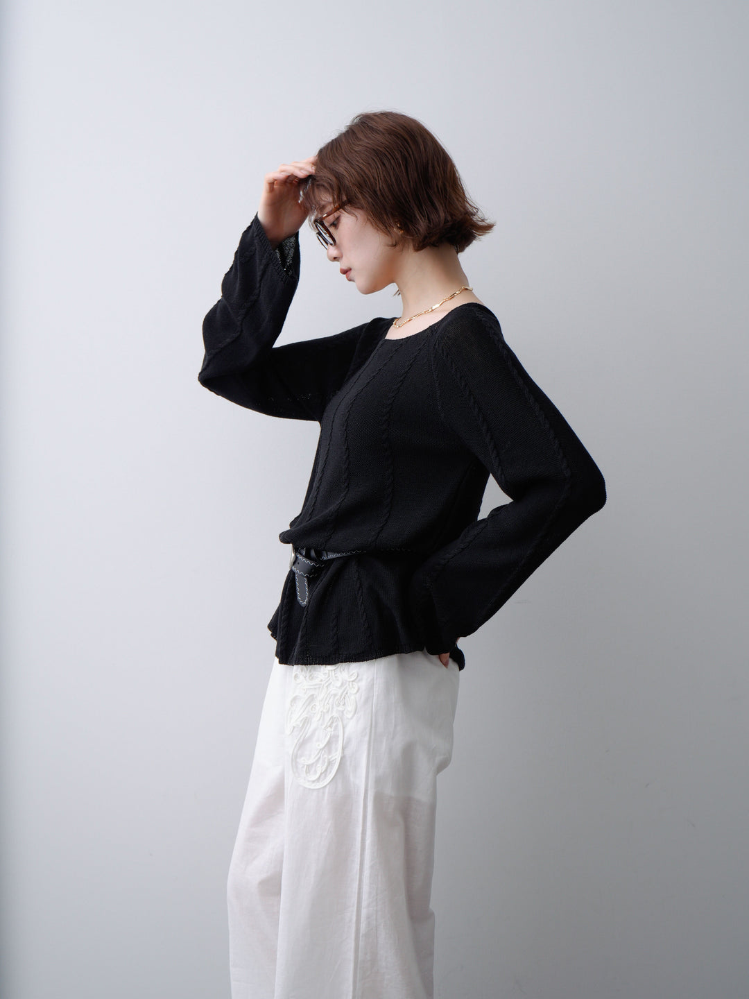 [予約]ベルト付ケーブルデザインニットトップス/black
