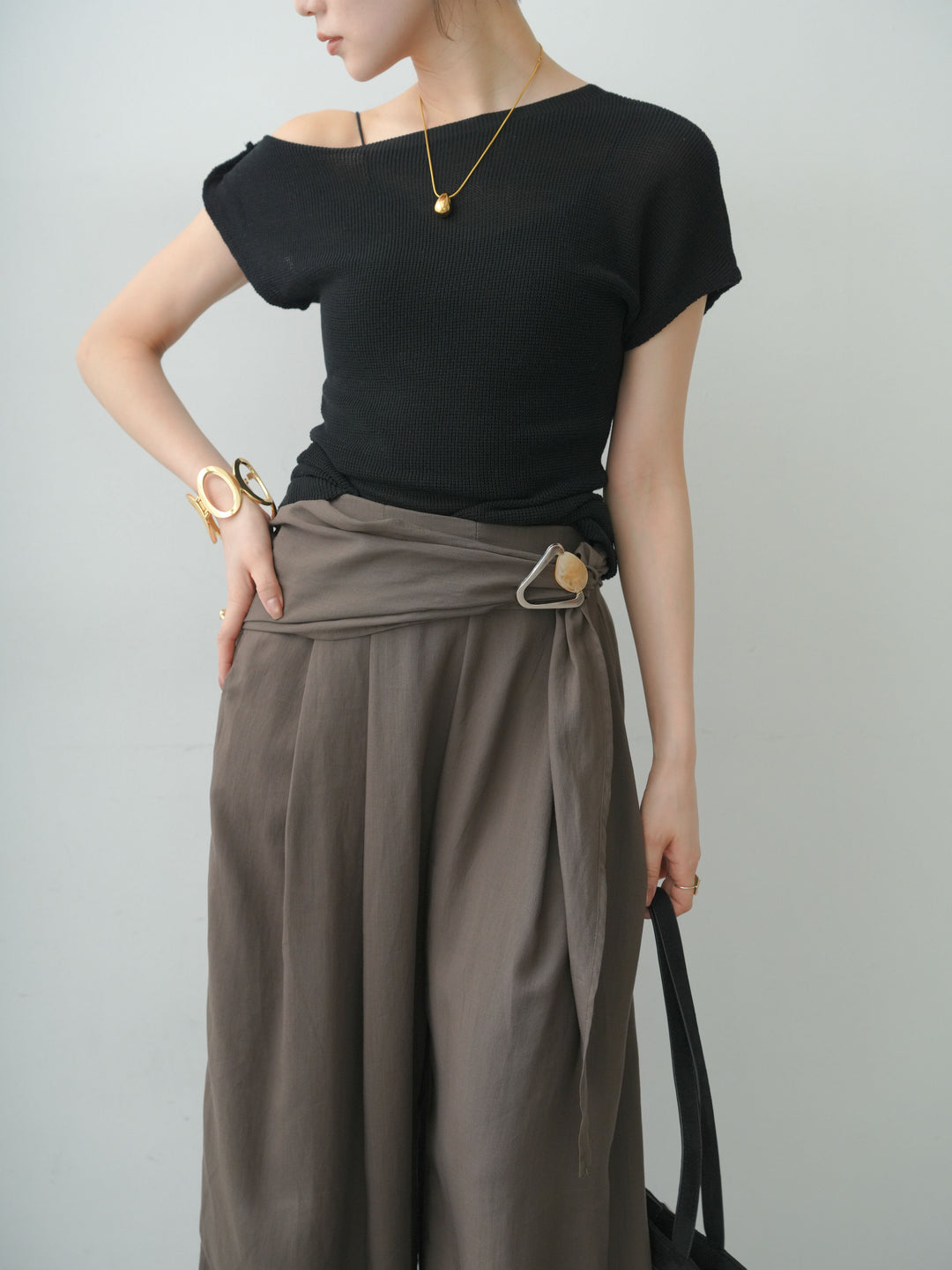 [予約]ショルダーツイストノースリニットトップス/black