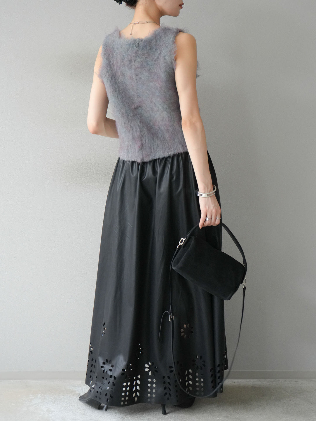 [予約]フラワーパンチングレザースカート/ブラック