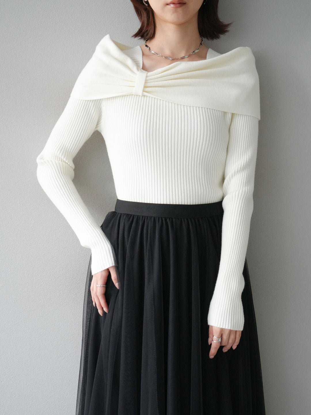 [予約]リボンモチーフオフショルリブニットトップス/white