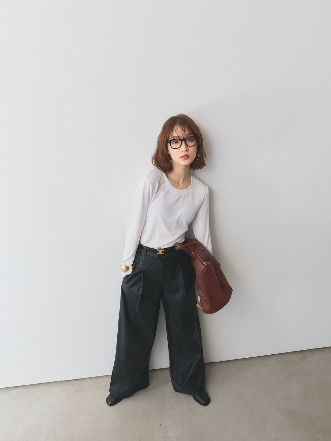 【Allure】[SET]モチーフ付Uネックシアーカットソー+レザータックセミワイドパンツ(2set)