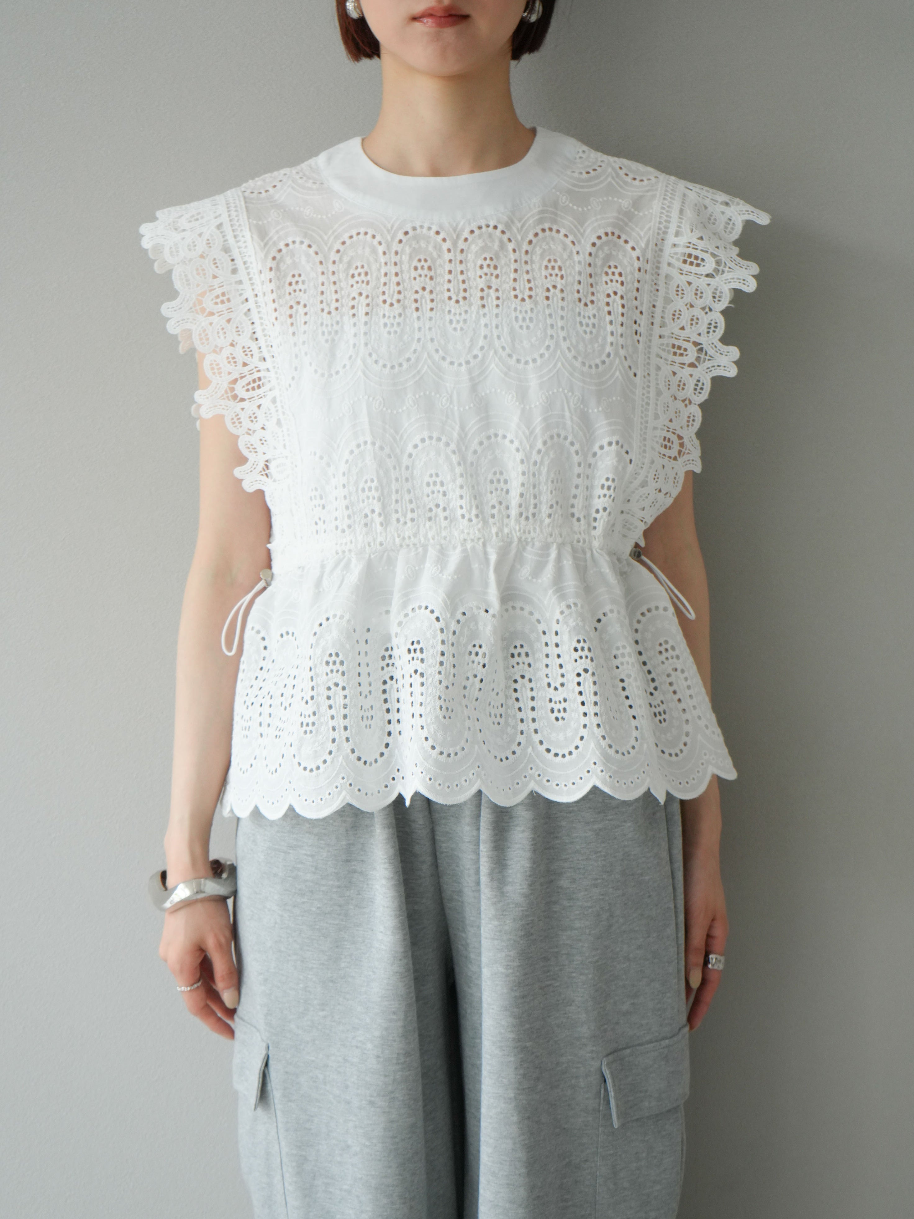 予約]スカラップ刺繍レースブラウス/ホワイト – Lumier