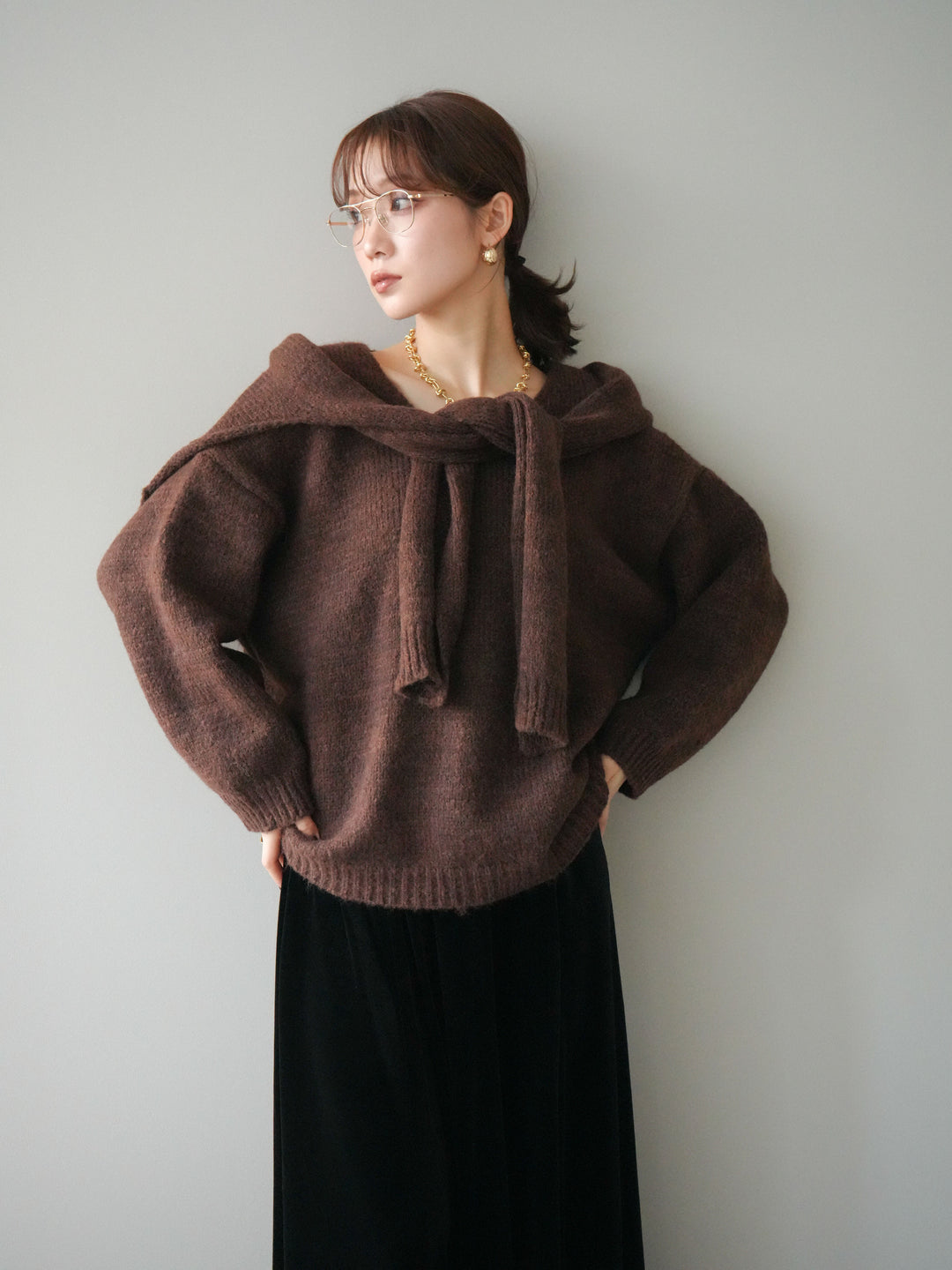 [予約]ストール付きVネックニットプルオーバー/brown