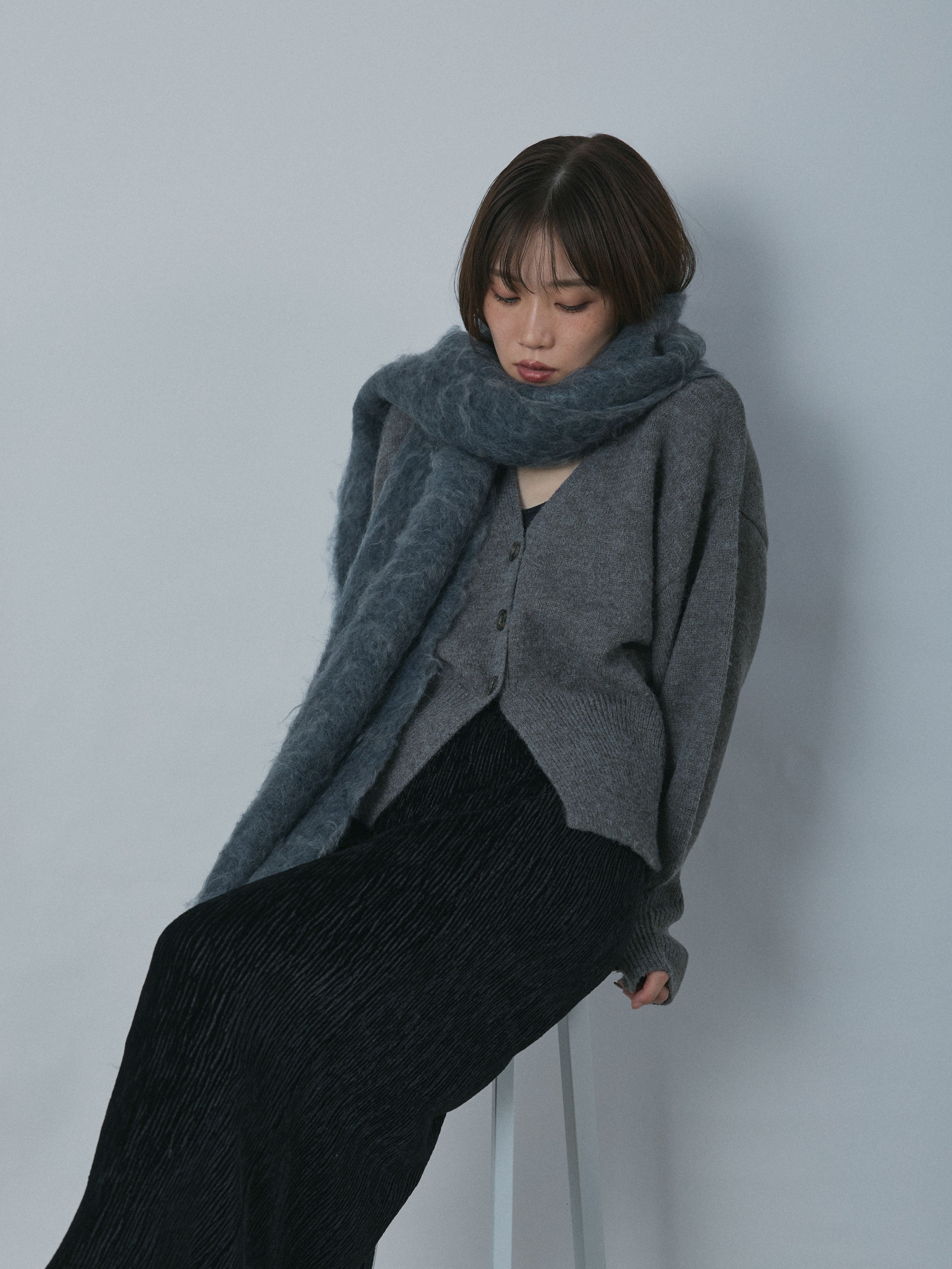 予約]アルパカタッチVネックカーディガン/charcoal – Lumier