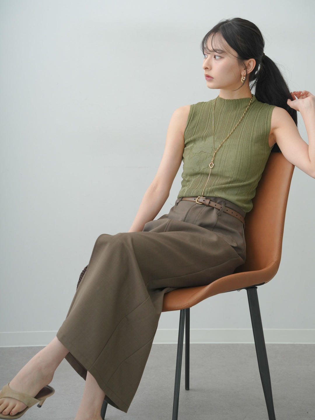 [SET]フラワーシアーランダムリブノースリトップス+クレープデシンフラップ付きストレートスカート(2set)