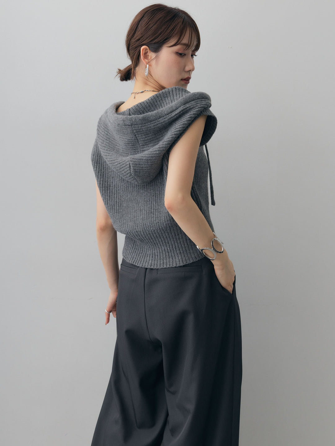 [予約]アルパカタッチフードリブニットベスト/charcoal