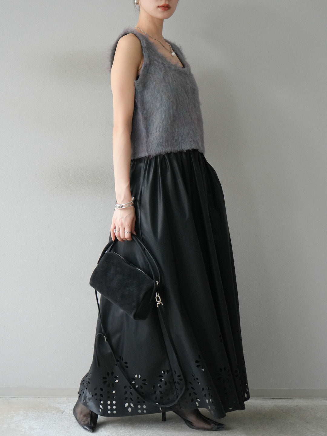 [予約]フラワーパンチングレザースカート/ブラック