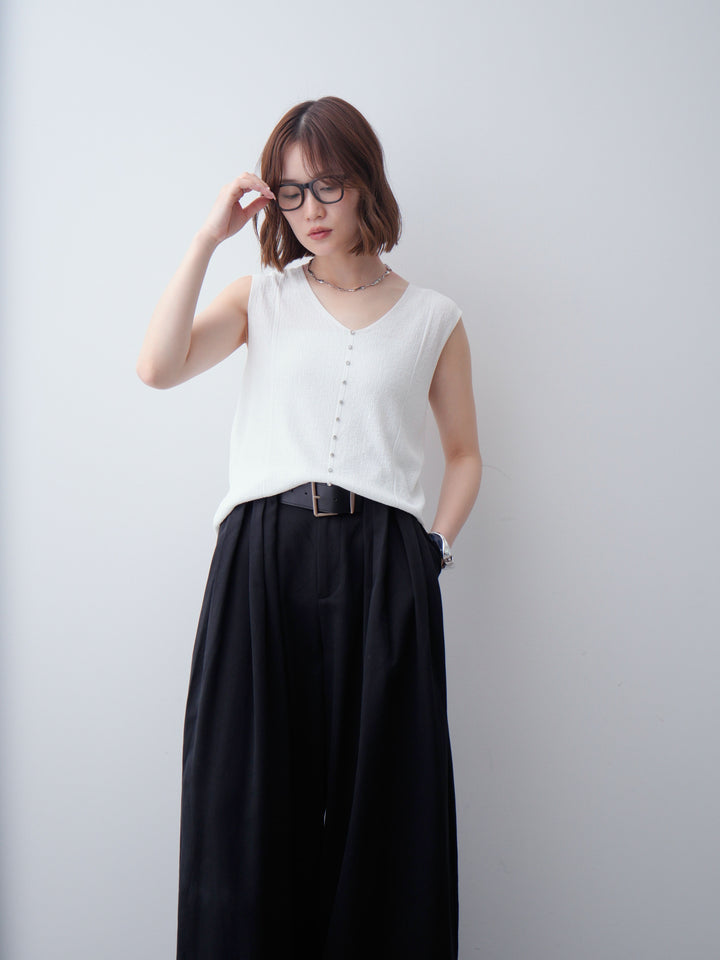 [予約]ビジューボタンノースリーブニットトップス/white