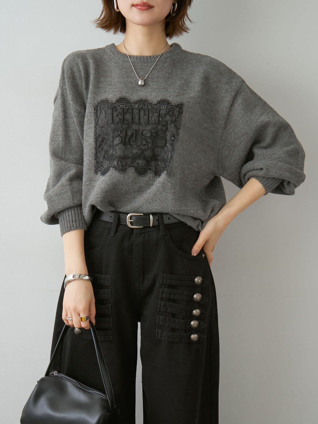 [予約]アルパカタッチ刺繍レースロゴニットプルオーバー/charcoal